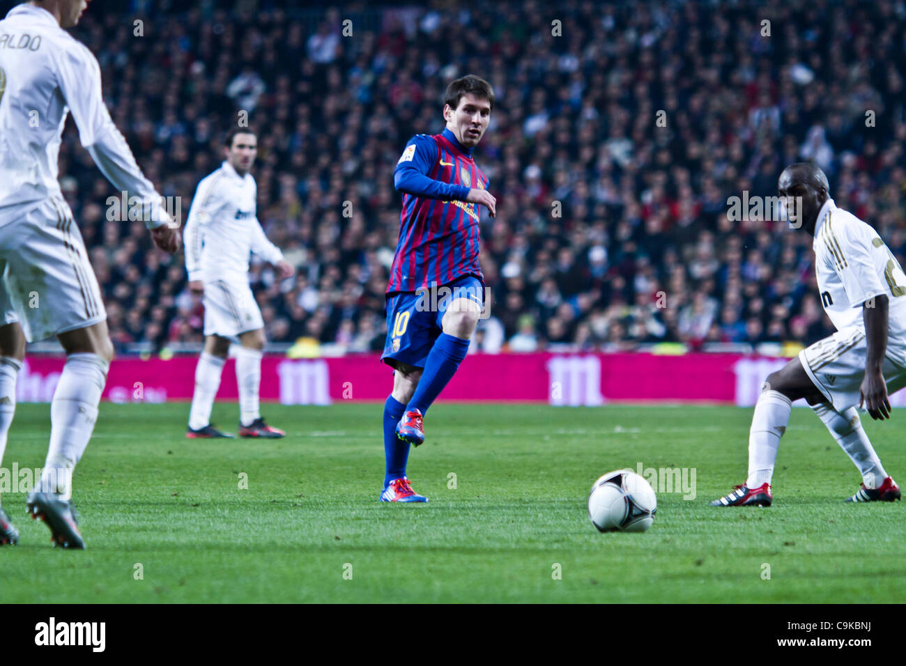 18/01/2011 - MADRID, Spain // COPA DEL REY FOOTBALL - Real Madrid vs. Barcelona - 1/4 finals - Santiago Bernabeu ------------ Leo Messi from FC Barcelona as he passes the ball Stock Photo