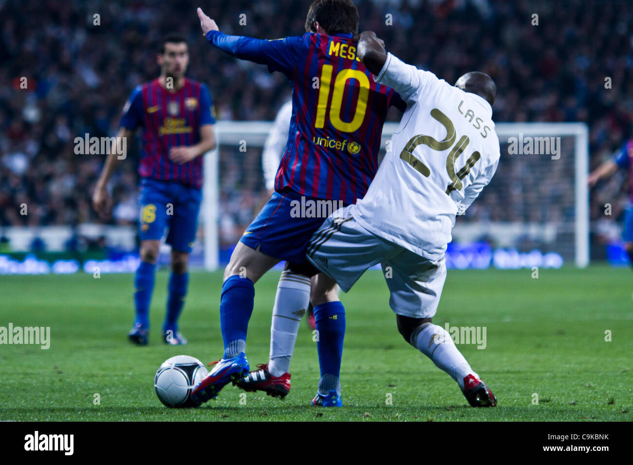 18/01/2011 - MADRID, Spain // COPA DEL REY FOOTBALL - Real Madrid vs. Barcelona - 1/4 finals - Santiago Bernabeu ------------- Leo Messi and Lassana Diarra dueling for a ball Stock Photo