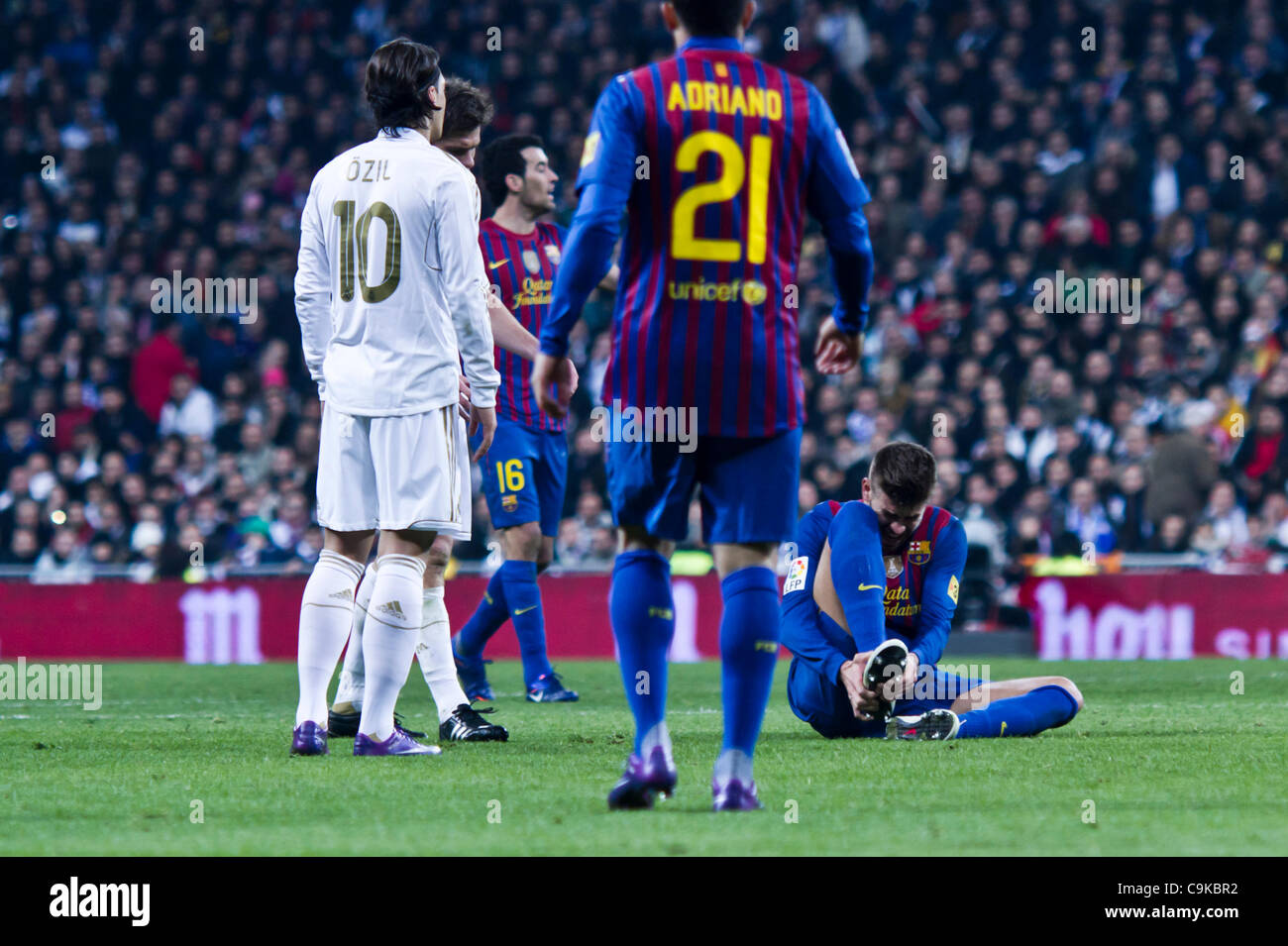 18/01/2011 - MADRID, Spain // COPA DEL REY FOOTBALL - Real Madrid vs. Barcelona - 1/4 finals - Santiago Bernabeu ------------ Gerard Piqué from FC Barcelona receiving a fault Stock Photo