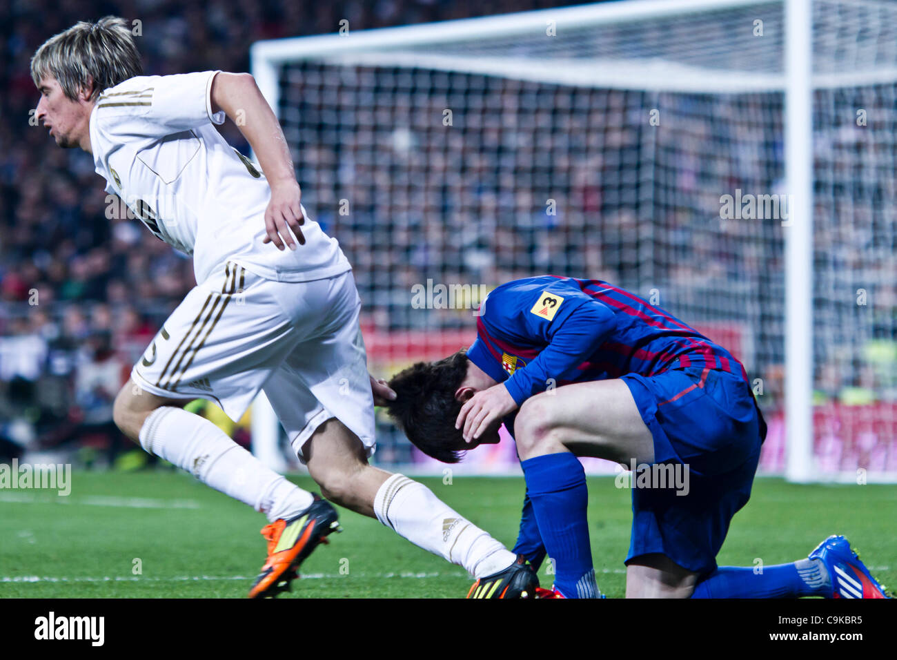 18/01/2011 - MADRID, Spain // COPA DEL REY FOOTBALL - Real Madrid vs. Barcelona - 1/4 finals - Santiago Bernabeu ------------- Fabio Coentrao from Real Madrid pulling Leo Messi´s hair Stock Photo