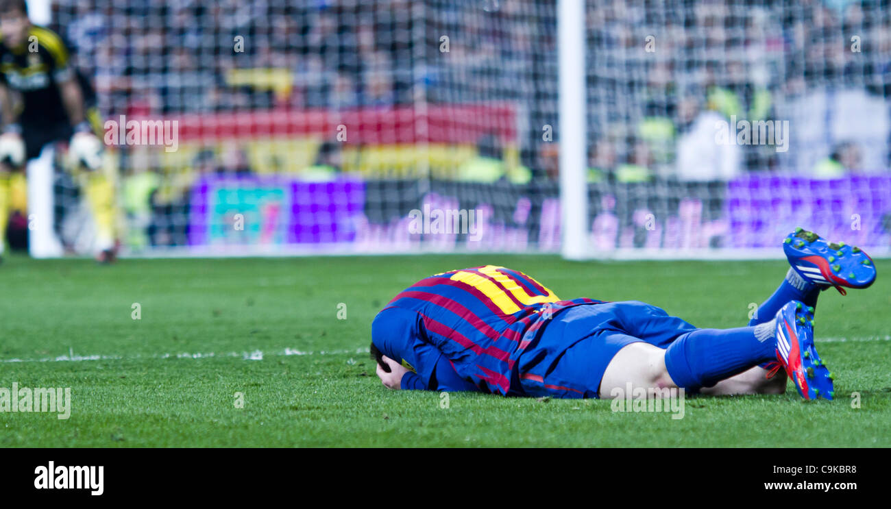 18/01/2011 - MADRID, Spain // COPA DEL REY FOOTBALL - Real Madrid vs. Barcelona - 1/4 finals - Santiago Bernabeu -------------- Leo Messi complaining for an unfair action from Fabio Coentrao who pulled off his hair Stock Photo