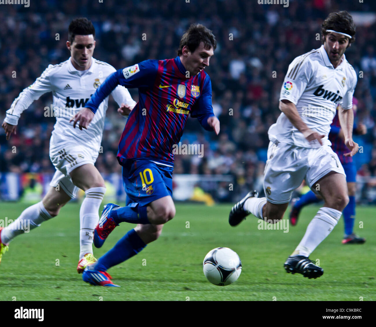 18/01/2011 - MADRID, Spain // COPA DEL REY FOOTBALL - Real Madrid vs. Barcelona - 1/4 finals - Santiago Bernabeu - Messi in the middle of several Real MAdrid players Stock Photo