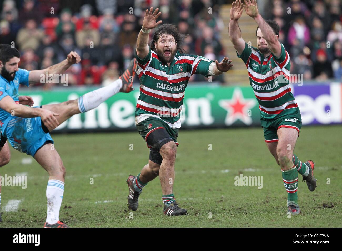 021.01.2012. Welford Road, Leicester, England.   Martin Castrogiovanni and Micky Young (Tigers) charge down a kich from Aironis scrum half Tito Tebaldi during the Heineken Cup Rugby Union game between Leicester Tigers and Aironi played at the Welford Road Stadium. Stock Photo