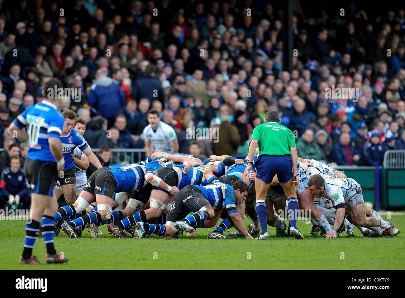 21.01.2012 Bath, England. A scrum during the first half of the 6th round Heineken Cup game between Bath Rugby and Glasgow Warriors at the Recreation Ground. Stock Photo