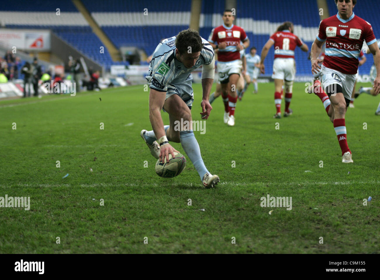RUGBY - HEINEKEN CUP. CARDIFF BLUES VS. RACING METRO 92. Cardiff 22 JANUARY 2012.    Blues winger Alex Cuthbert scores a try  during the Pool 2 Round 6 match held at the Cardiff City Stadium, Cardiff. Picture Gareth Price - Please Credit Stock Photo