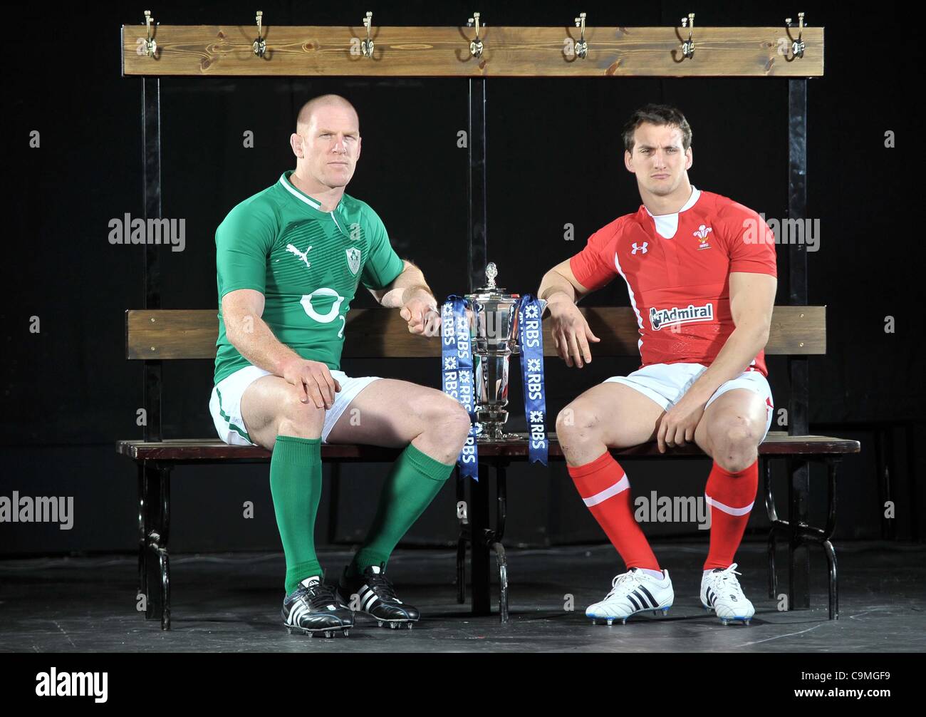THE HULINGHAM CLUB, LONDON, UK, Wednesday  25/01/2012. (L-R) Paul O’Connell of Ireland and Sam Warburton of Wales. RBS 6 Nations Rugby Launch. Stock Photo