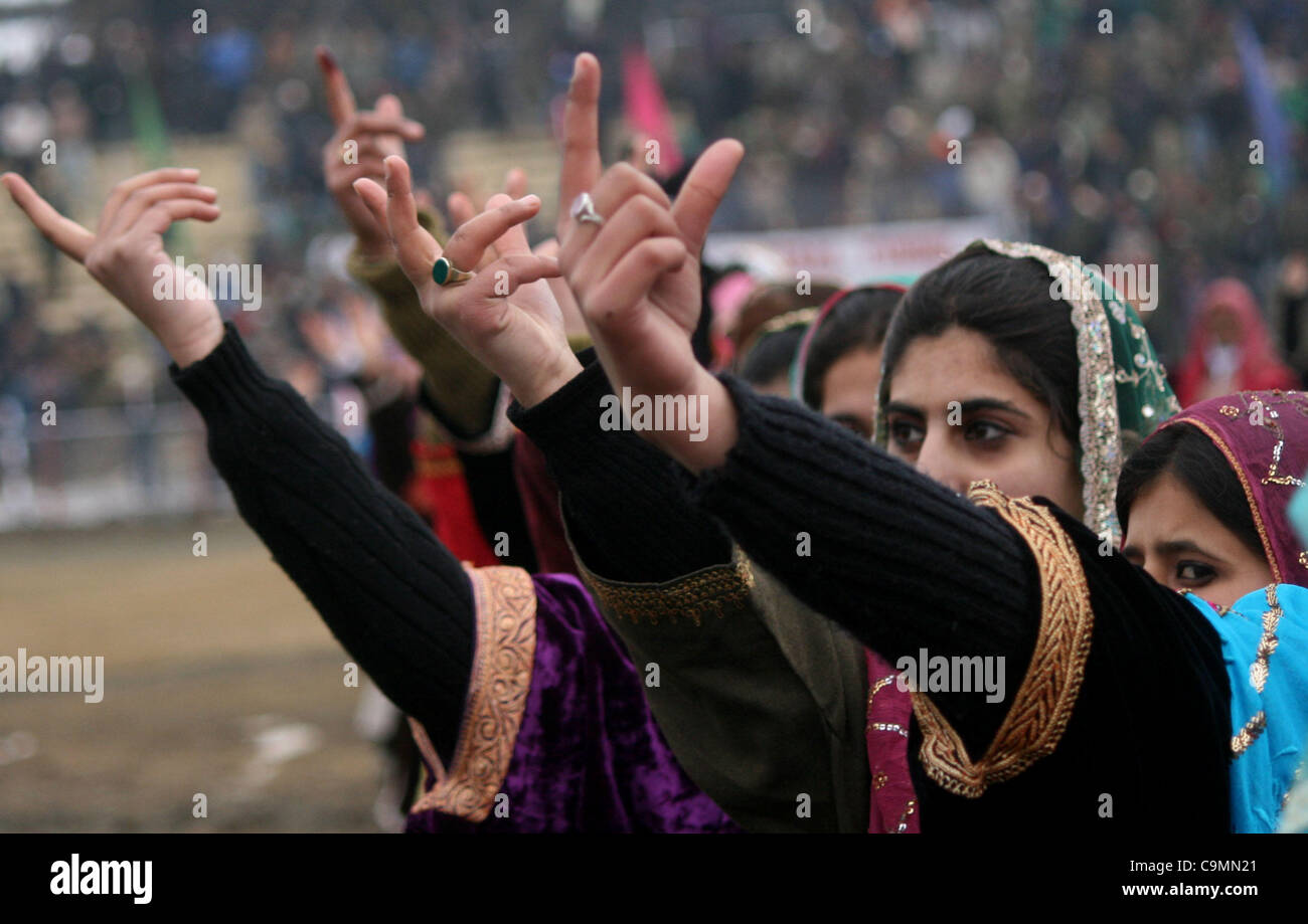 Kashmiri muslim girls performs during a Republic Day at the Bakshi ...