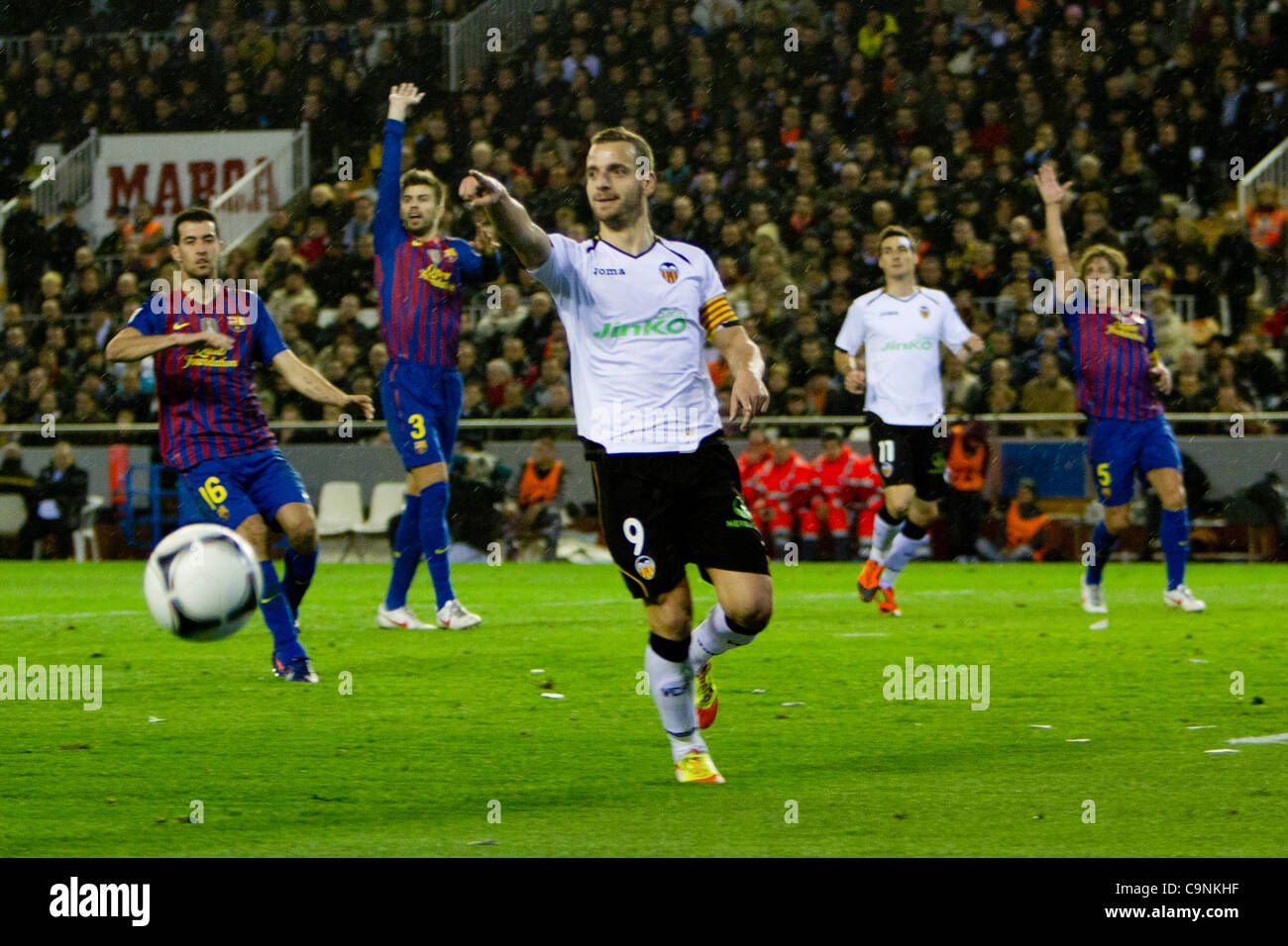 01/02/2011 - VALENCIA, Spain // COPA DEL REY FOOTBALL - Soccer - Valencia CF vs. FC Barcelona - 1/2 finals - Estadio Mestalla -------- Players try to influenciate the linier after the ball was shot away from the soccer field Stock Photo