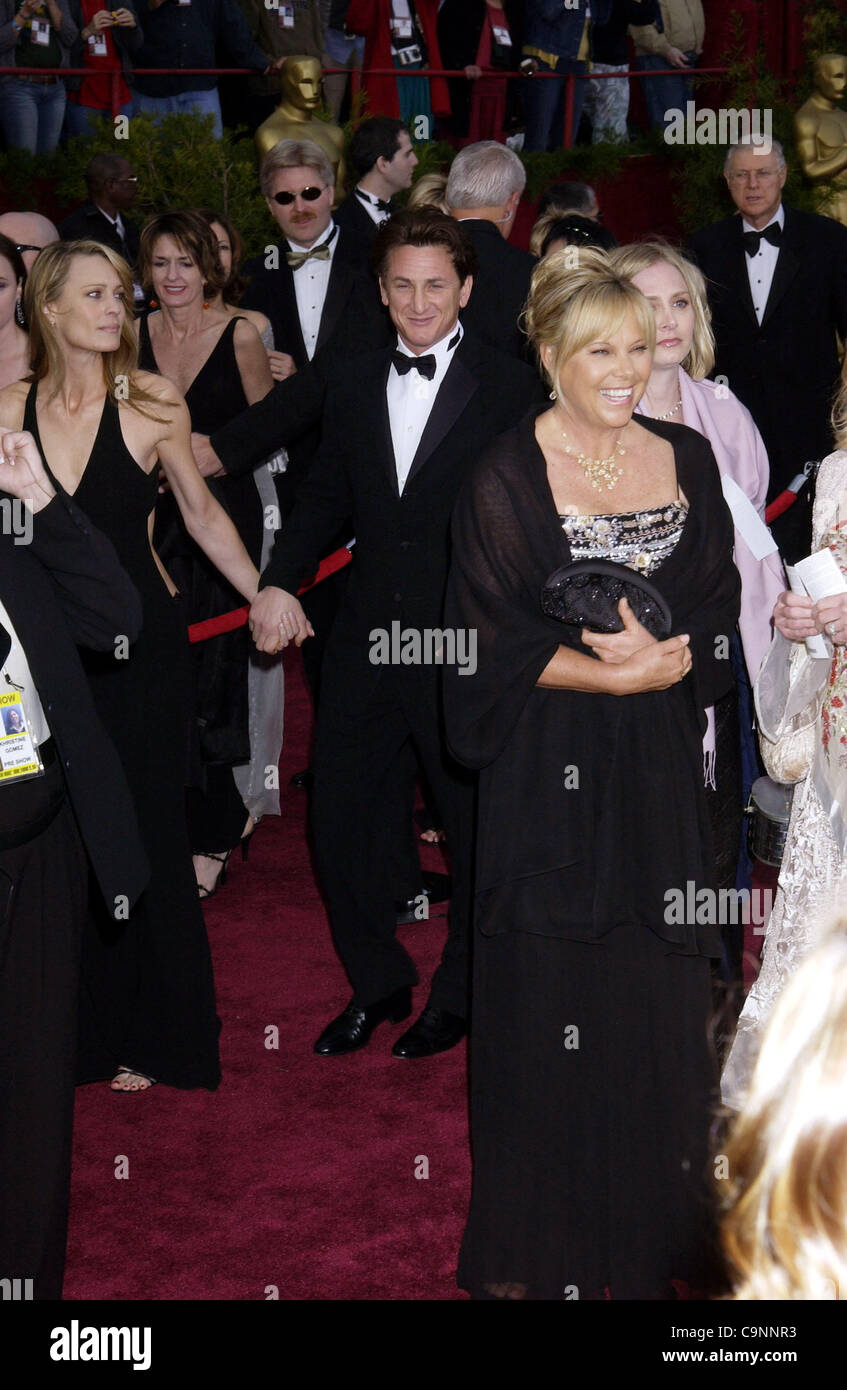 Feb 29, 2004; Hollywood, CA, USA; OSCARS 2004. Actor/director SEAN PENN arriving at the 76th annual Academy Awards at the Kodak Theater in Hollywood.. (Credit Image: Paul Fenton/ZUMAPRESS.com) Stock Photo