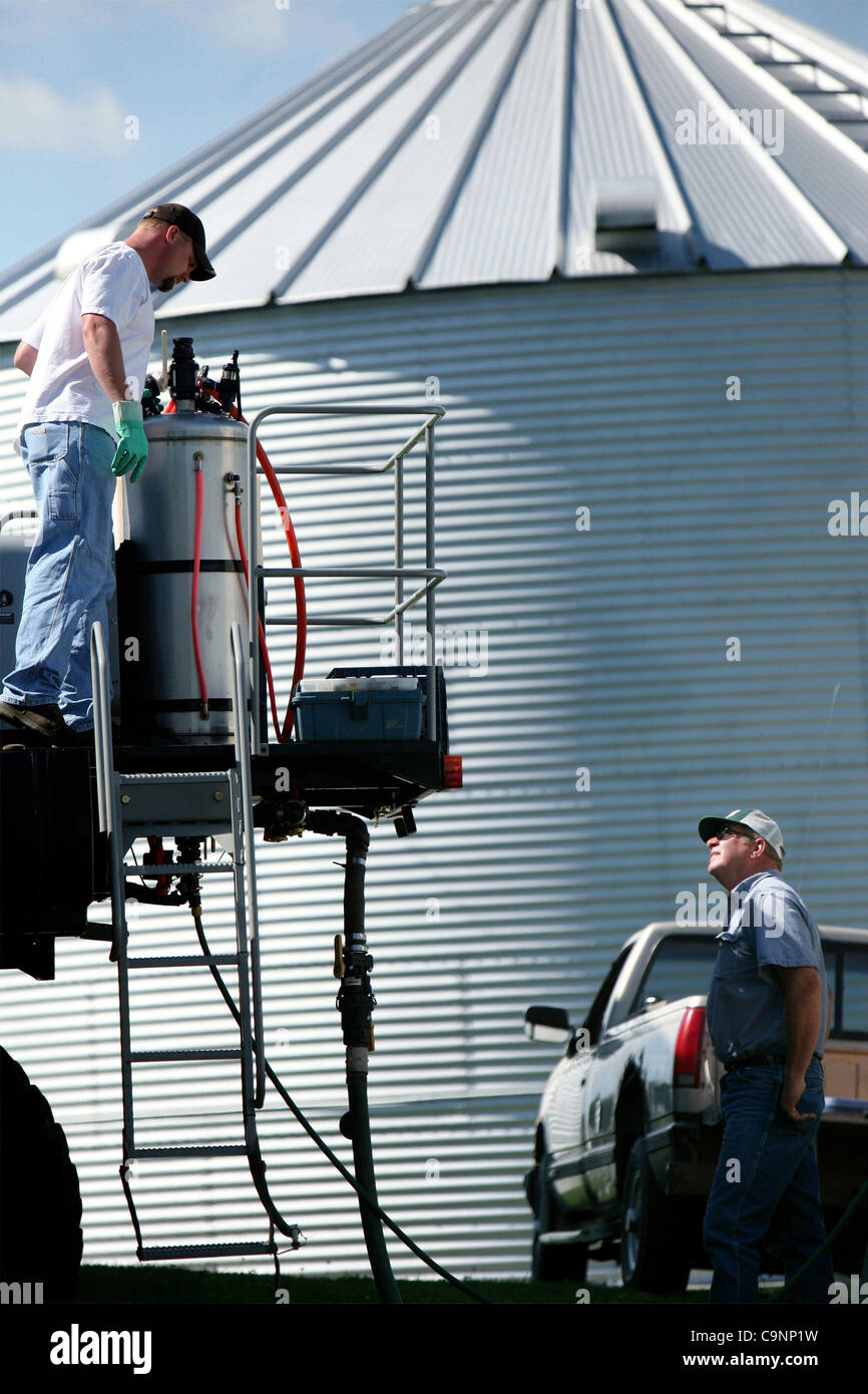 Kyle Sheaffer July 12, 2007 - Dixon, Illinois, USA - Kyle Sheaffer, 28, grows corn ...