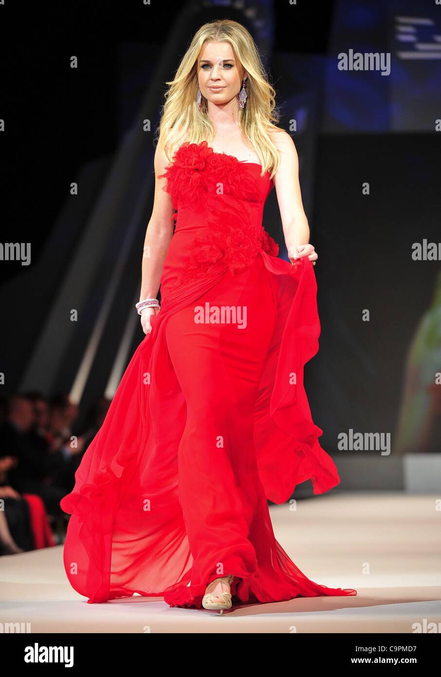 rebecca-romijn-on-the-runway-for-the-2012-heart-truth-red-dress