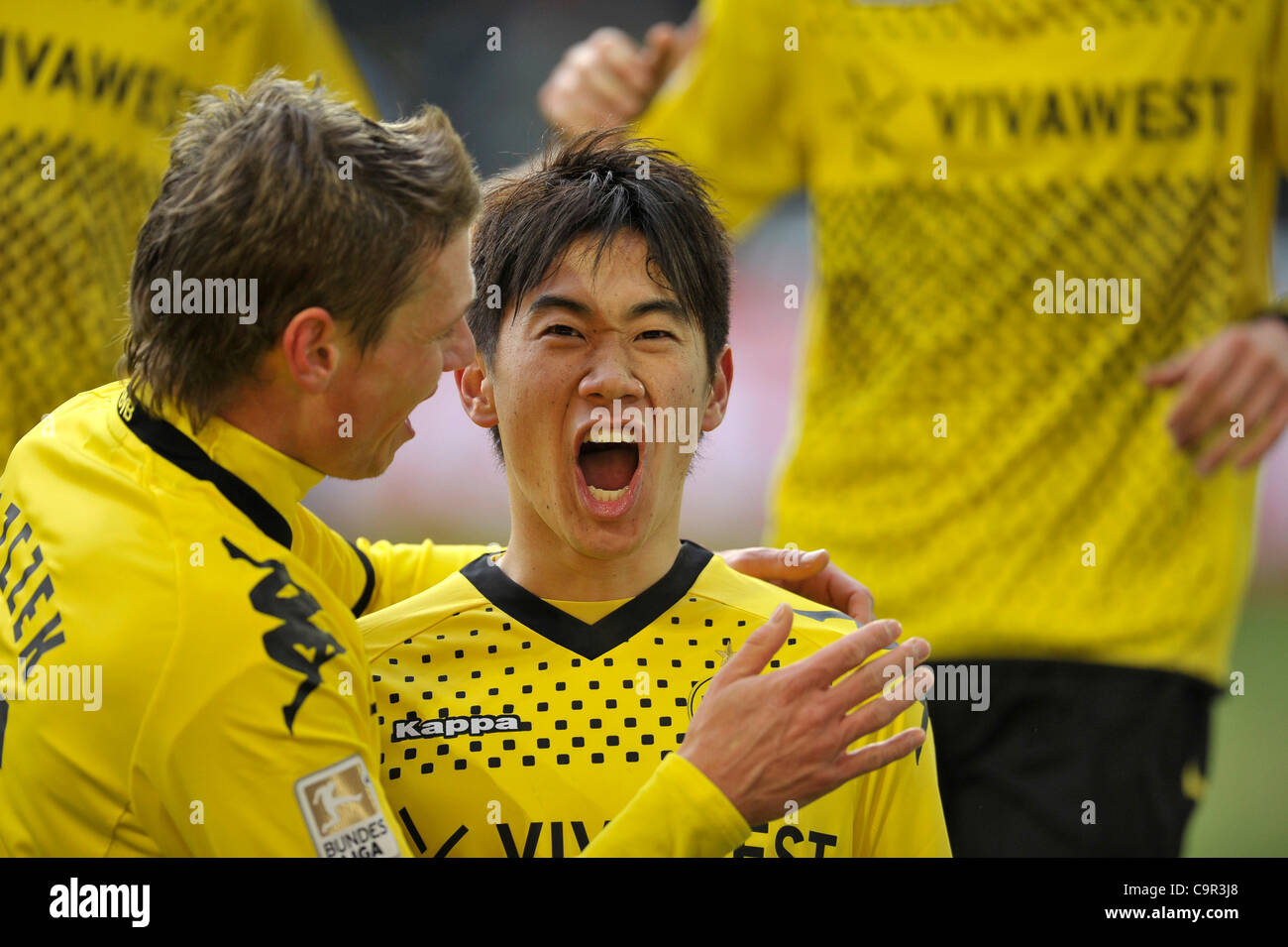 1.Fussball-Bundesliga, Saison 2011/2012, 21. Spieltag Borussia Bortmund gegen  Bayer 04 Leverkusen 1:0 ---Shinji Kagawa (BVB) jubelt nach seinem Treffer zum 1:0, li.: Lukasz Piszczek (BVB) | german Bundesliga, 11.02.2012 Borussia Dortmund vs  Bayer 04 Leverkusen ---Shinji Kagawa (BVB) celebrates his Stock Photo