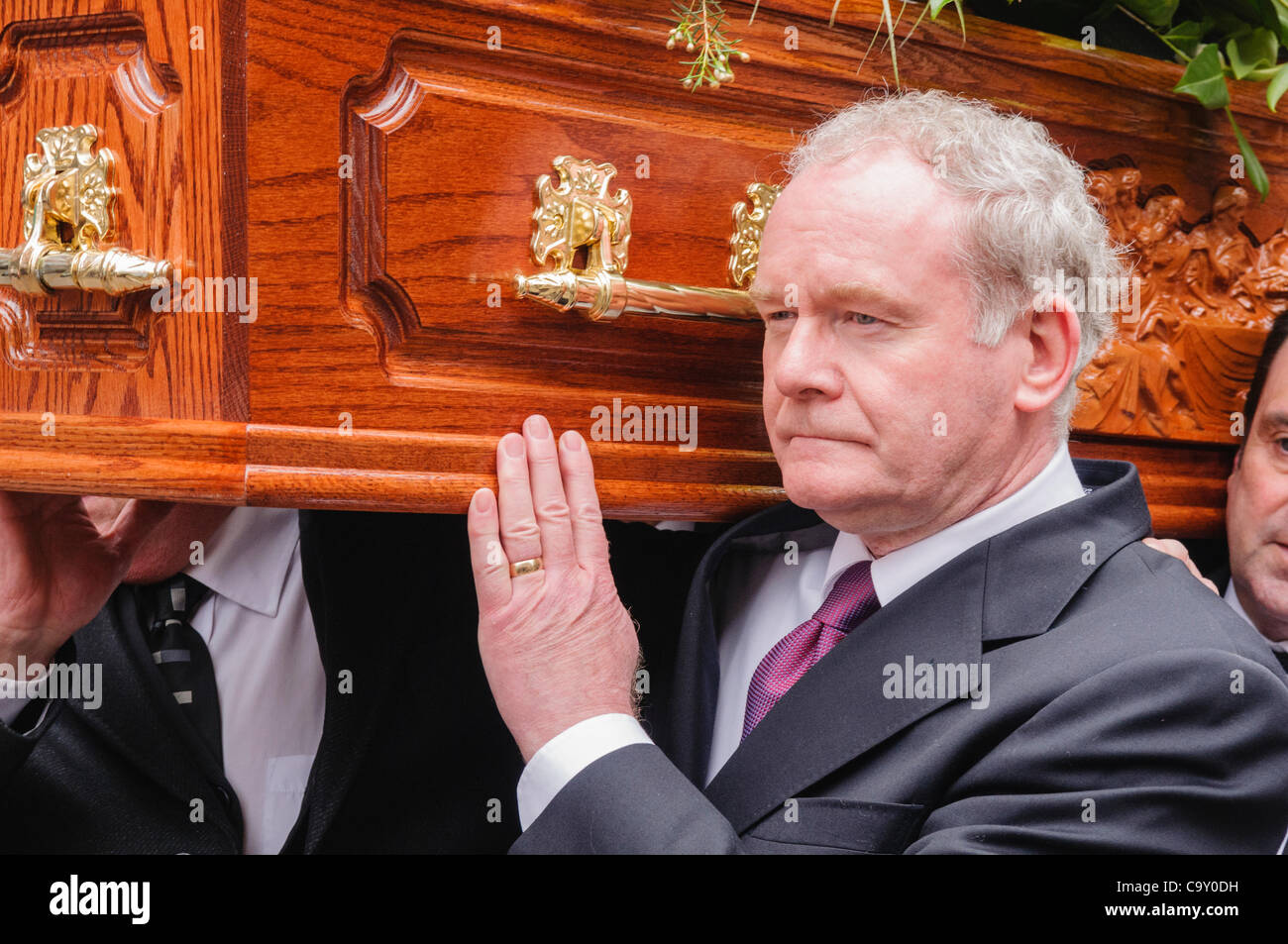 Martin McGuinness carrying a coffin. BELFAST 03/03/2011 Stock Photo