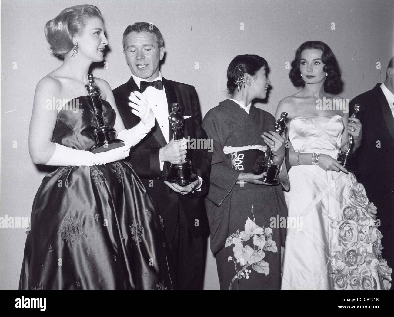 JOANNE WOODWARD Red Buttons Jean Simmons Miyoshi Umeki at the Academy Oscars Awards 1957.(Credit Image: Â© Smp/Globe Photos/ZUMAPRESS.com) Stock Photo
