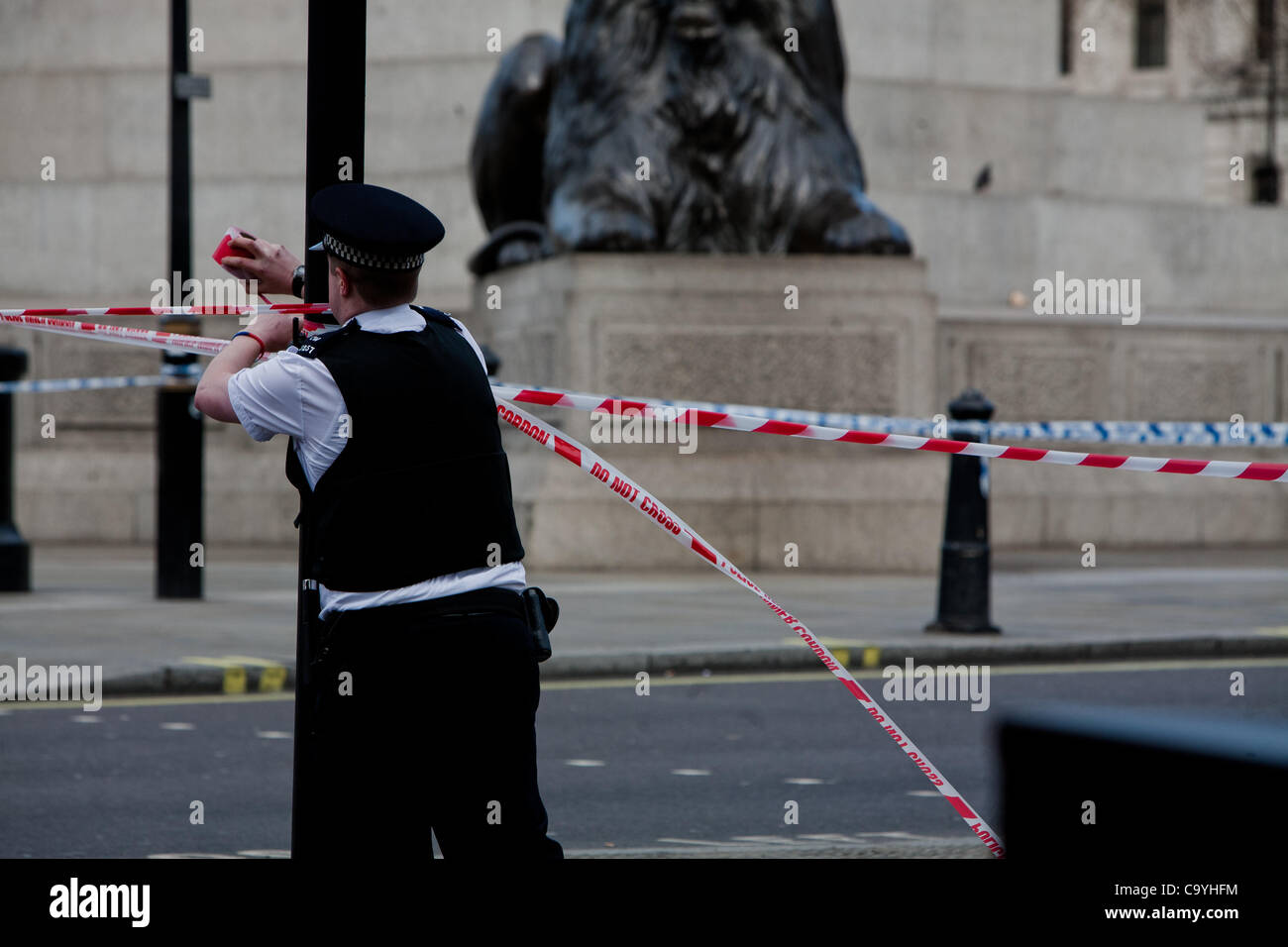 London, UK, 08, 03, 2012, Police place a cordon around Trafalgar Square as police bomb squad officers destroy a suspect package with a controlled explosion Stock Photo