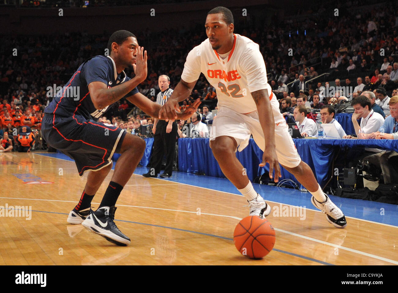 University of connecticut basketball hi-res stock photography and ...