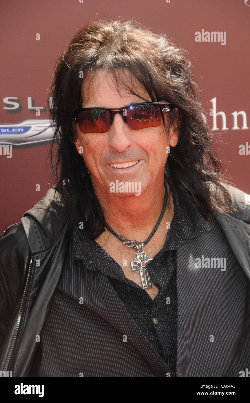 Стул кристиан. Кристиан бирмингем художник. Кристиан генри алиса. Стул кристиан. Джемма артертон исчезновение элис крид.