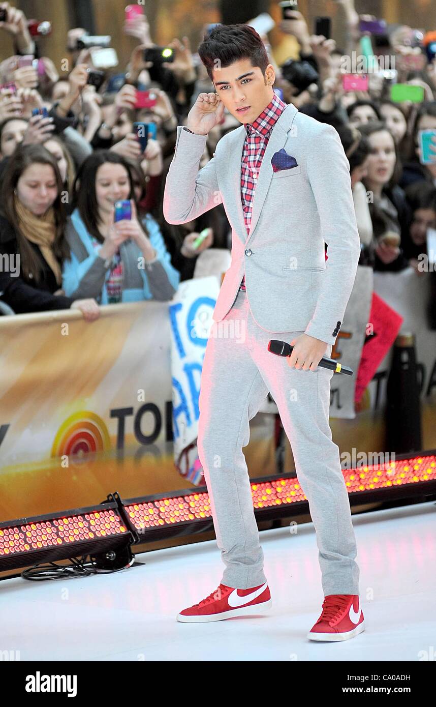 Zayn malik concert hi-res stock photography and images - Page 2 - Alamy, image size:858x1390