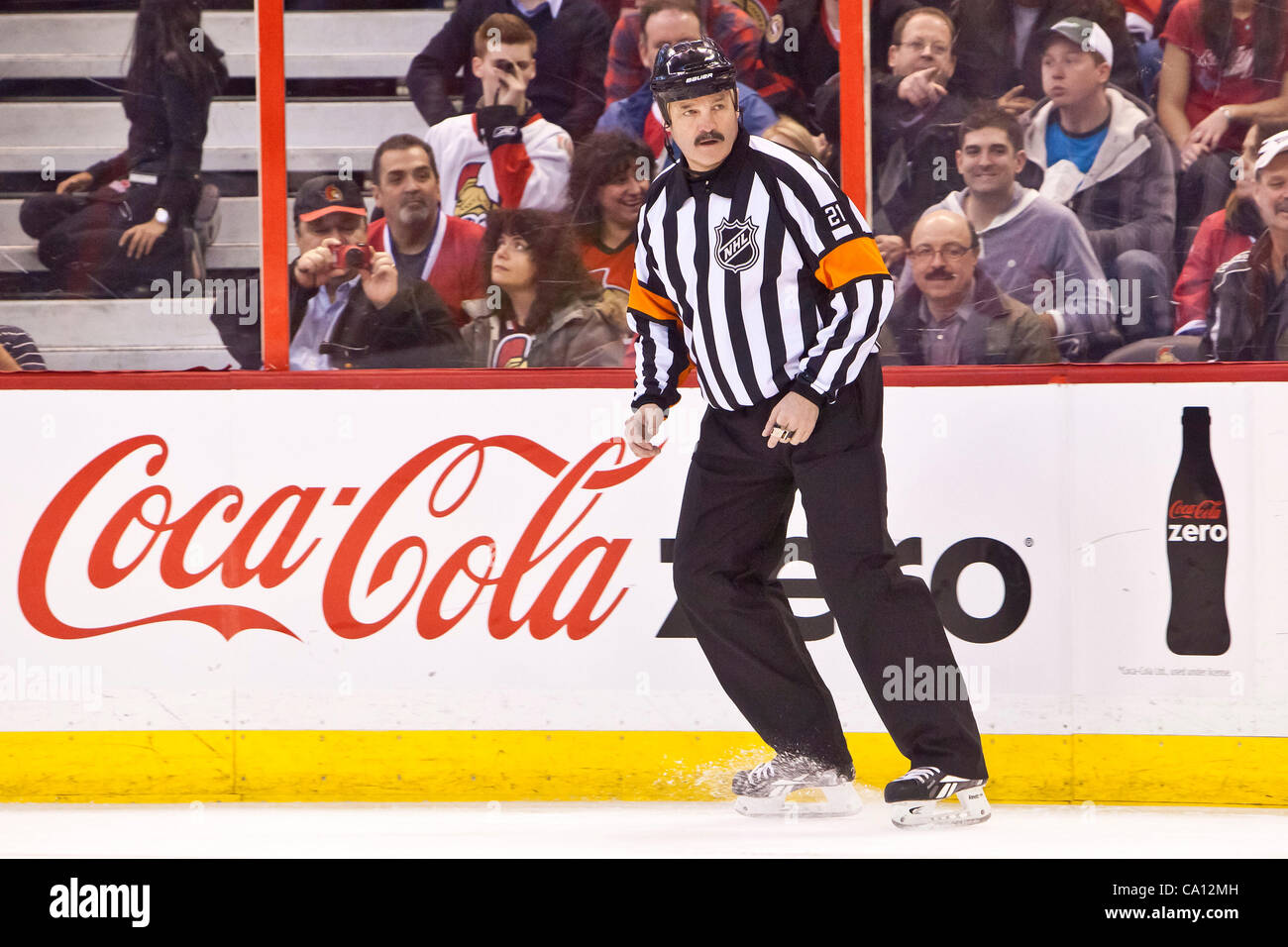 Ice hockey referee hi-res stock photography and images - Page 12