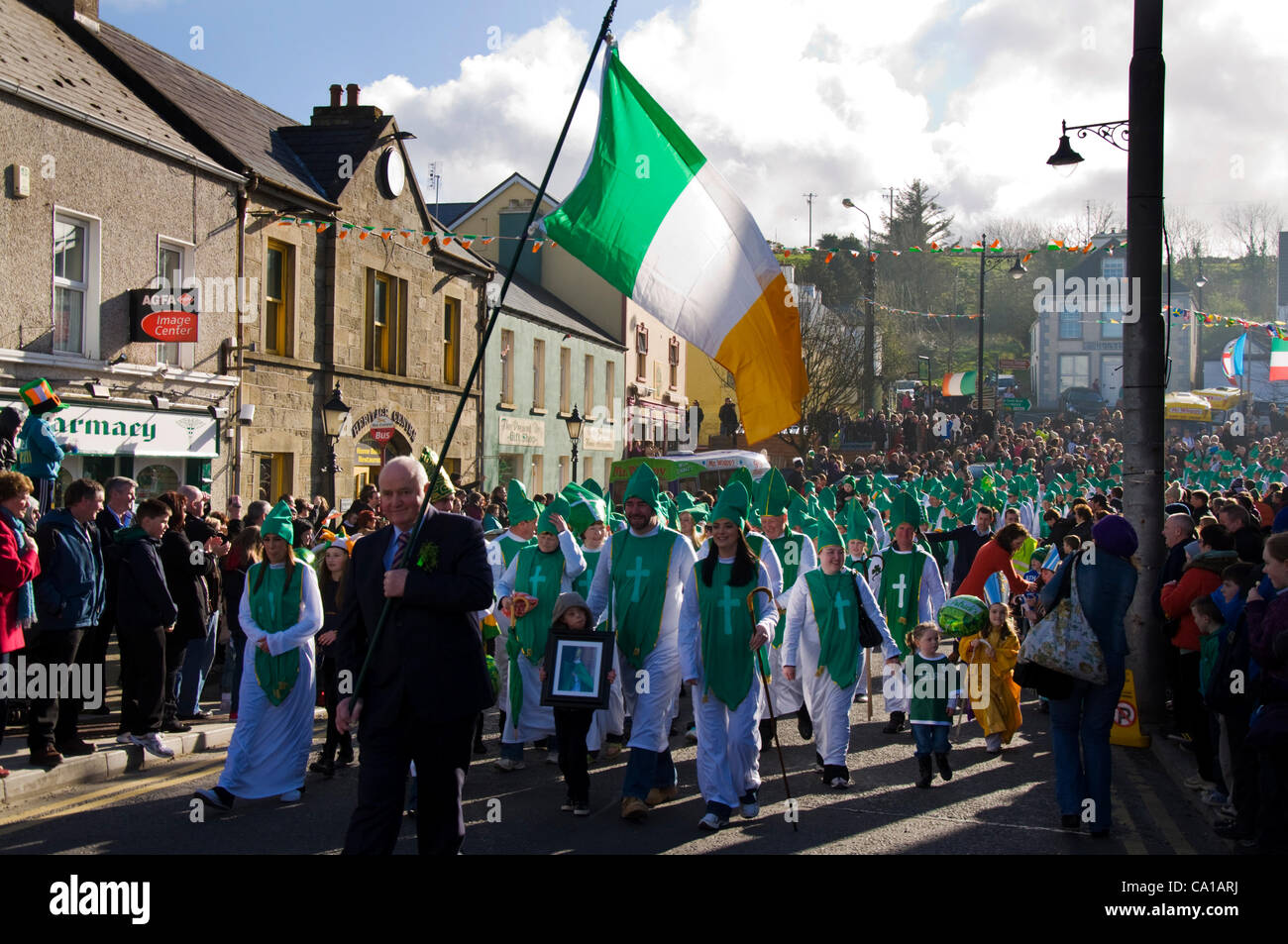 Ardara, County Donegal, Ireland. People in fancy dress set World record for the Guinness Book of Records “Most St. Patricks In One Place At One Time” record on St. Patrick’s weekend parade. Total of 229 St. Patricks. Photo by: Richard Wayman/Alamy Stock Photo