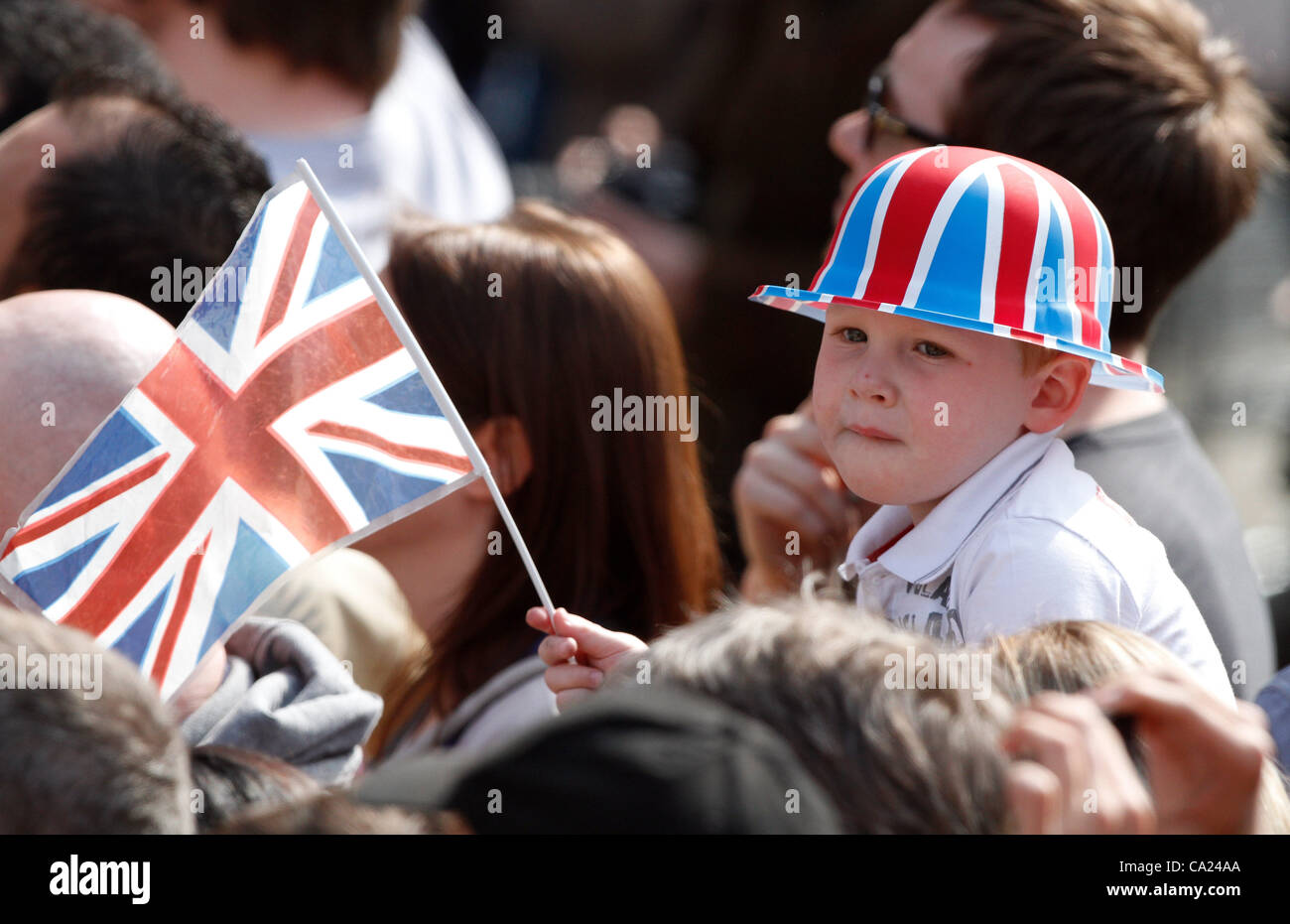 3 YEAR OLD ROYAL SUPPORTER IN THE CROWD WAITS TO SEE THE QUEEN MANCHESTER TOWN HALL ARRIVAL 23 March 2012 MANCHESTER EYE HOSPITA Stock Photo