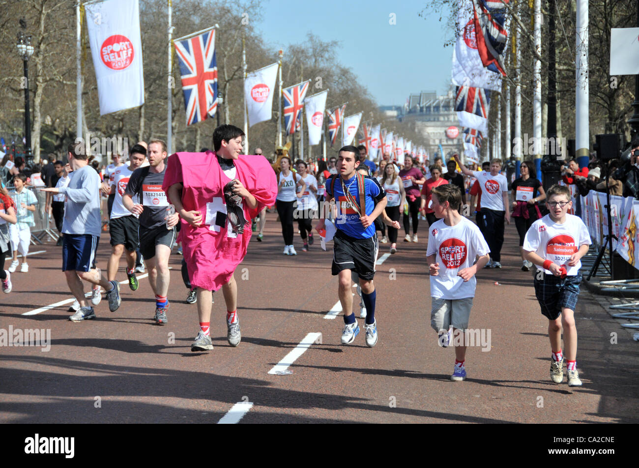 Competitors near the finish line on The Mall. London 25/3/12. Sainsbury's Sport Relief 2012 Mile Run in central London, competitors take part in the charity run along The Mall near Buckingham Palace. Stock Photo