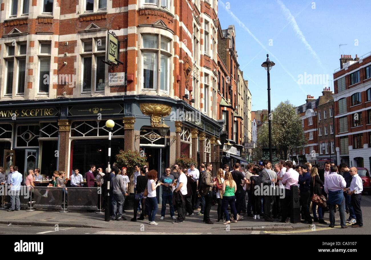 London, UK. 29/03/12. Sun brings out lunchtime drinkers in Westminster