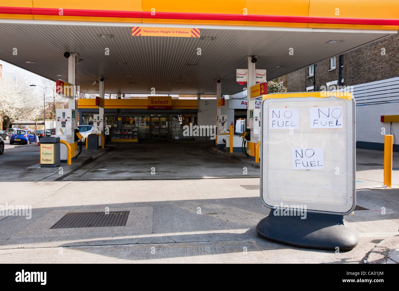 London, UK. March 29, 2012 - A hand written sign reads 'no fuel' at the front of the Shell petrol station on the Fulham road in West London. The fuel shortage seems to be a direct result of panic buying from the general public after the threat of strike action by fuel tanker drivers. Stock Photo