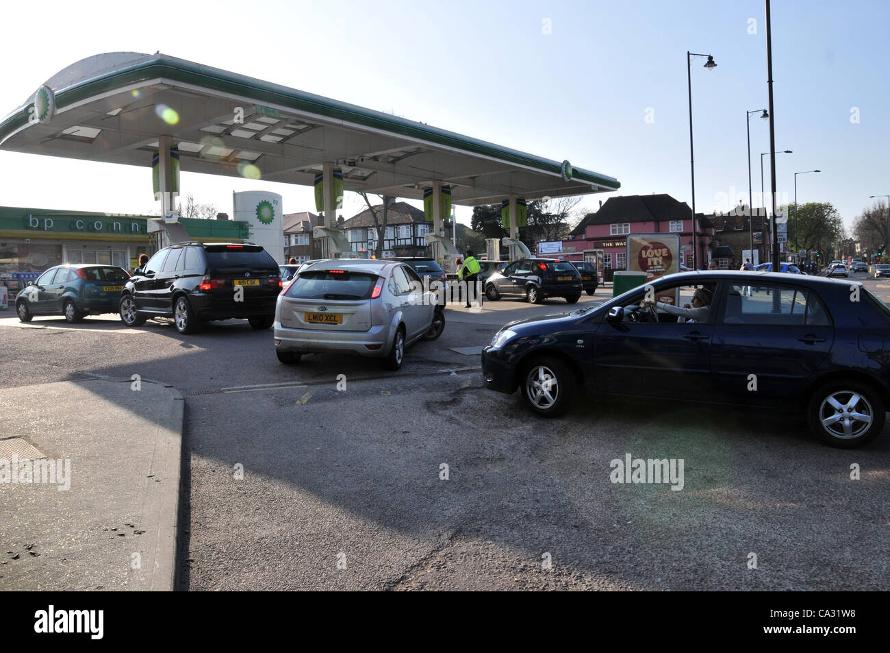 Queue at a BP station in Southgate, North London, UK, on 29 Mar, 2012 as the threat of a strike by tanker drivers looms. Petrol and diesel now over £1.41 a litre. Credit: Matthew Chattle/Alamy Live News Stock Photo