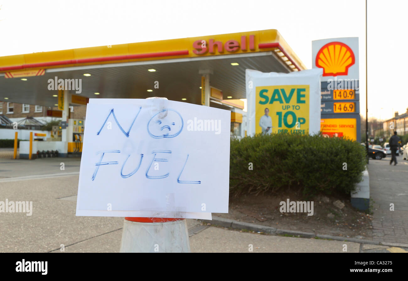 Closed petrol station tanker drivers strike March / April 2012, Park Road, Crouch End London UK Stock Photo