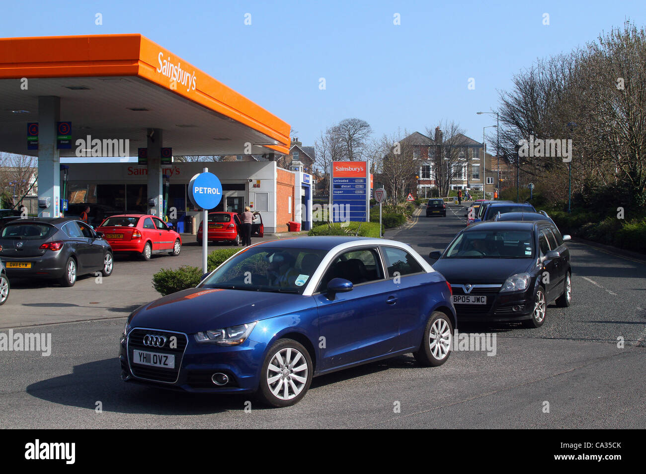 Vehicles queue hi-res stock photography and images - Alamy