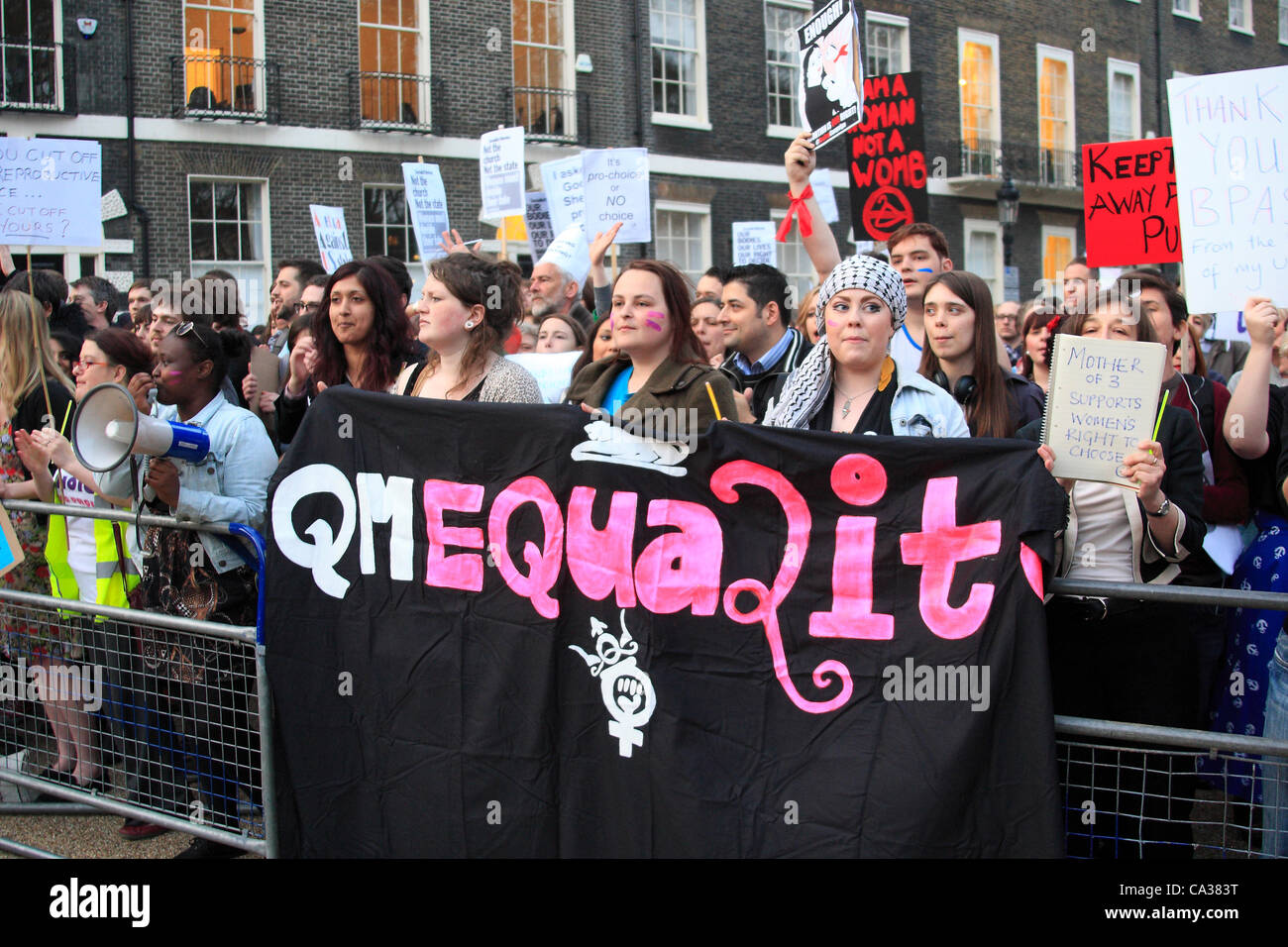 London, UK. 30 Mar, 2012. 40 Days for Life and Pro Choice Demo at Bpas abortion Clinic in London Stock Photo