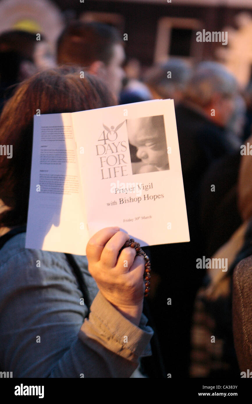 London, UK. 30 Mar, 2012. 40 Days for Life and Pro Choice Demo at Bpas abortion Clinic in London Stock Photo