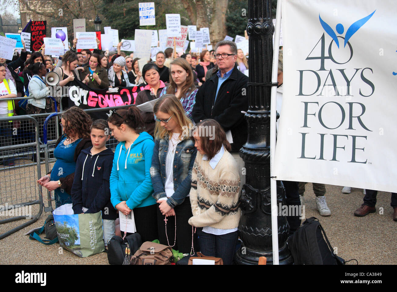 London, UK. 30 Mar, 2012. 40 Days for Life and Pro Choice Demo at Bpas abortion Clinic in London Stock Photo