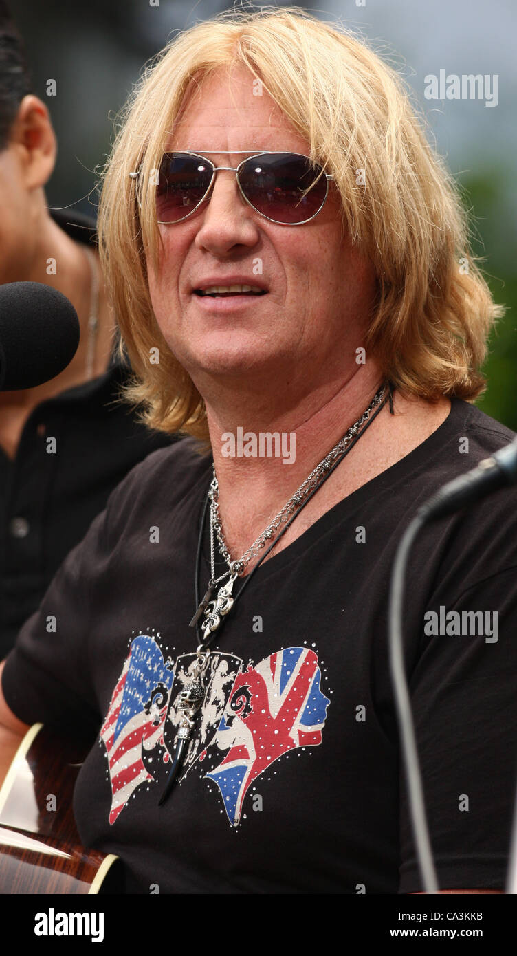JOE ELLIOTT DEF LEPPARD PERFORM LIVE ON EXTRA TV AT THE GROVE LOS ANGELES CALIFORNIA USA 01 June