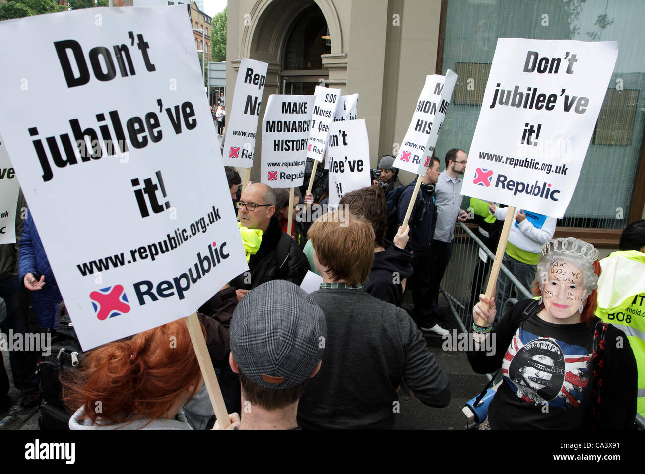 Anti-monarchy demonstrators protest during the Diamond Jubilee river pageant . London, UK  3 June 2012. Stock Photo