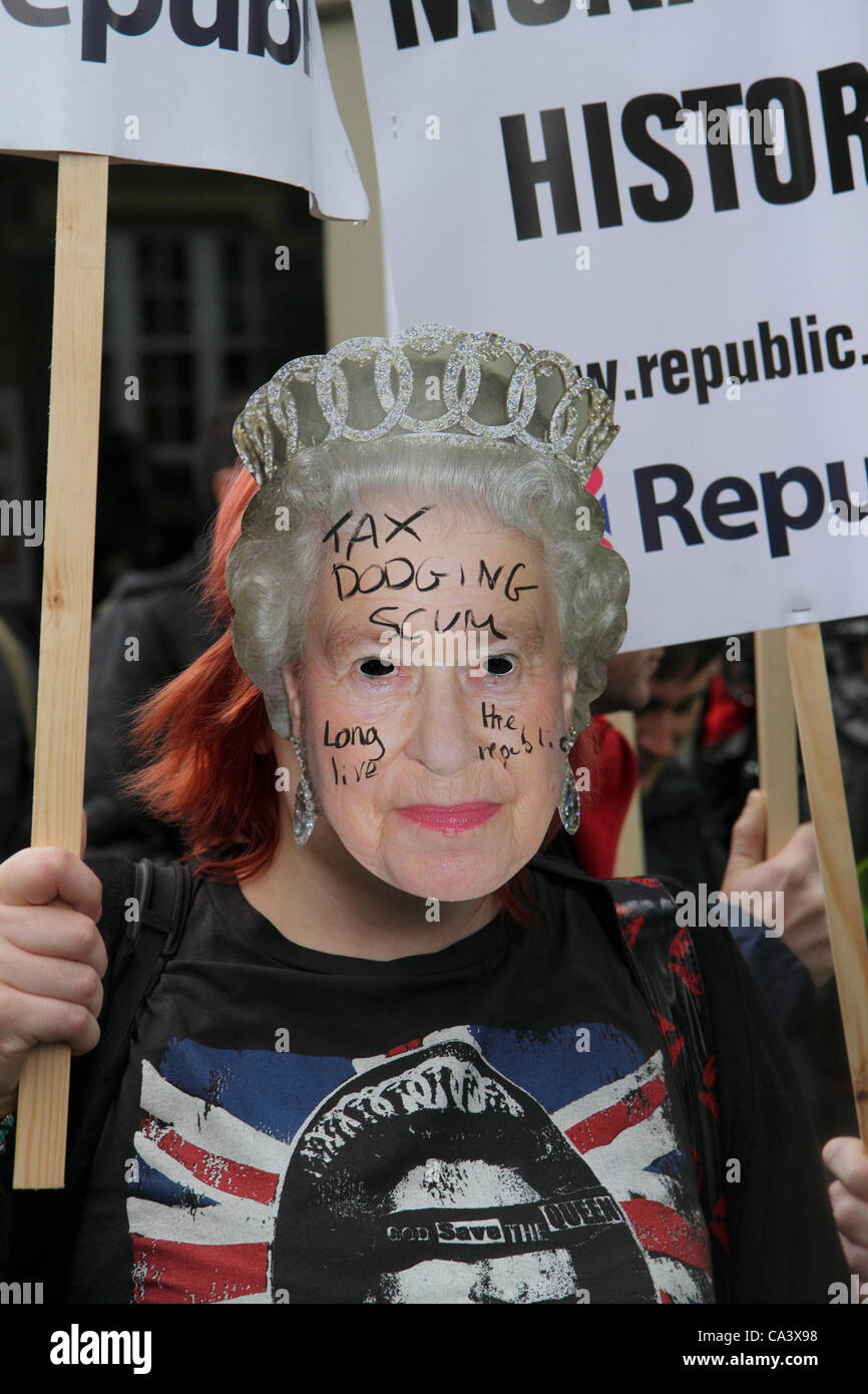 Anti-monarchy demonstrator  protests during  Diamond Jubilee celebrations. London, UK Stock Photo