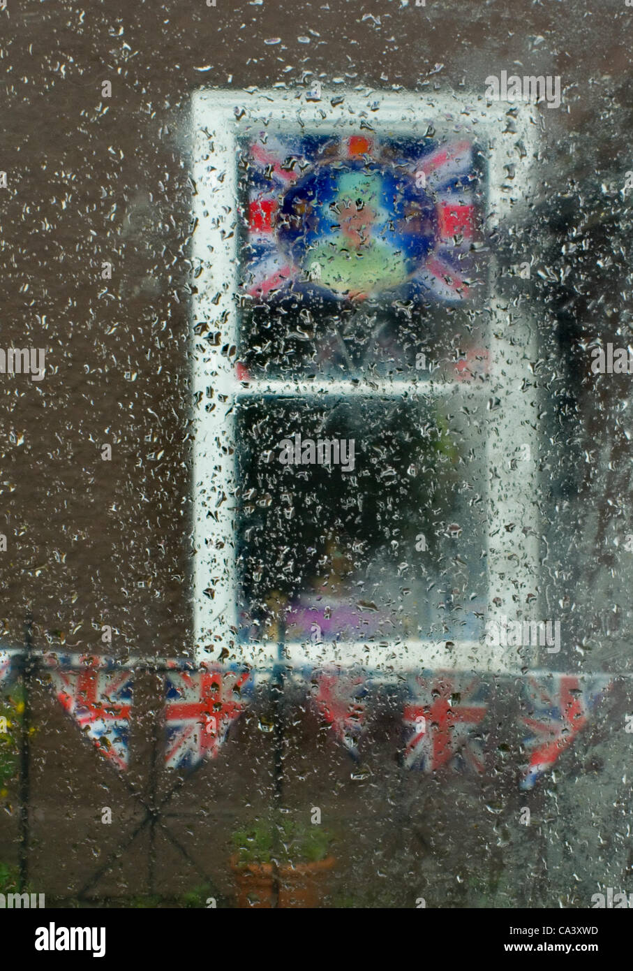 Rain dampens UK celebrations for the Queens Diamond Jubilee. Despite the poor weather thousands made the most of the British weather and would not let the rain spoil the party. , . Stock Photo