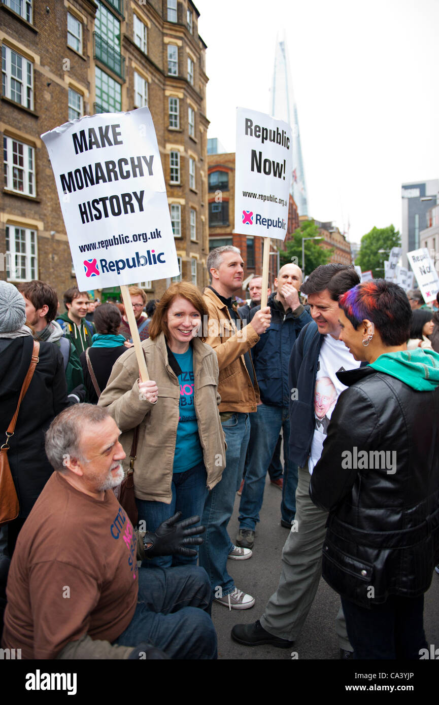 Anti-monarchists demonstrate near Tower Bridge during the JubileeThames River Pageant. Stock Photo