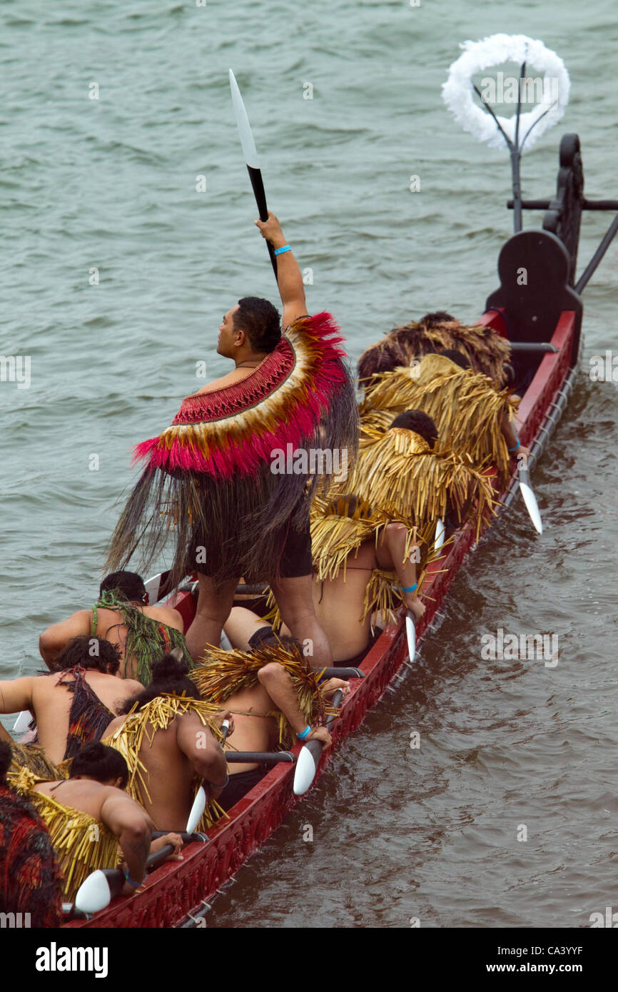 London, UK. 03 June, 2012. New Zealand's Te Hono ki Aotearoa Waka salutes the Queen as they participate in the Queen's Diamond Jubilee River Pageant, River Thames, London, England Stock Photo