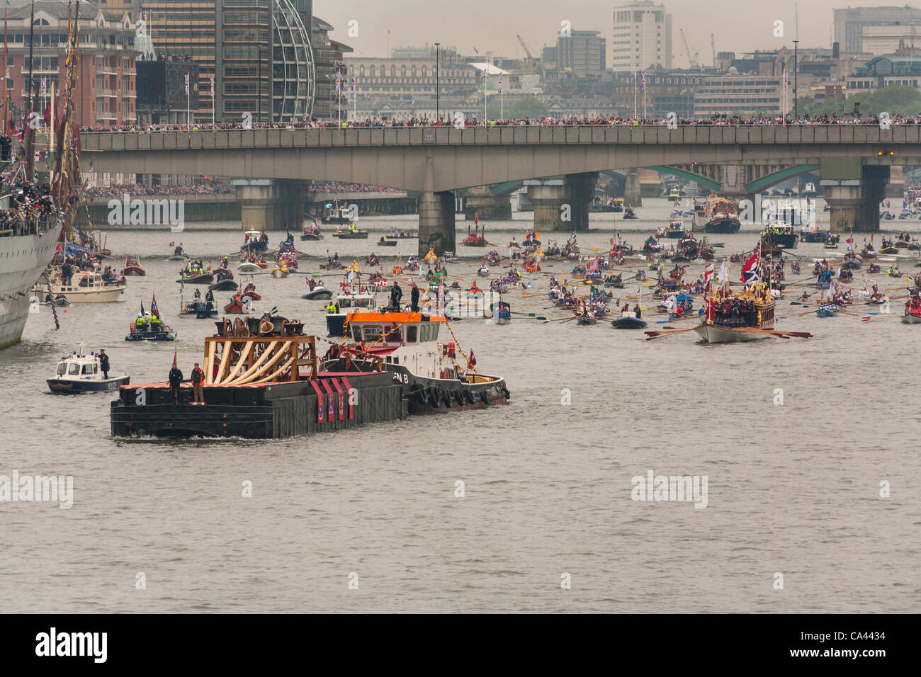 Queens jubilee barge hires stock photography and images Alamy
