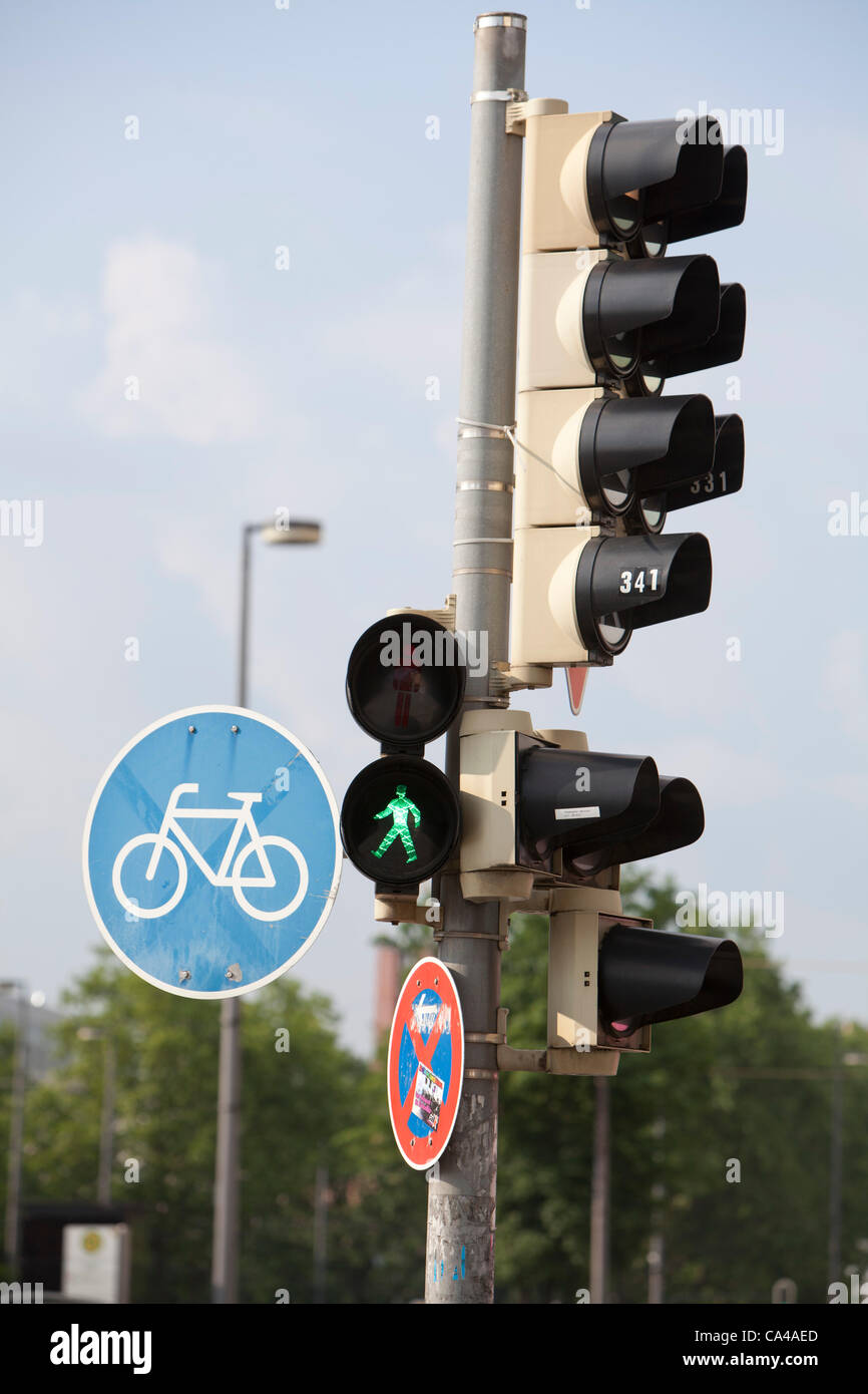 Munich, Germany, bicycle, urban, transport, city, sign, crosswalk, road, light, free Stock Photo