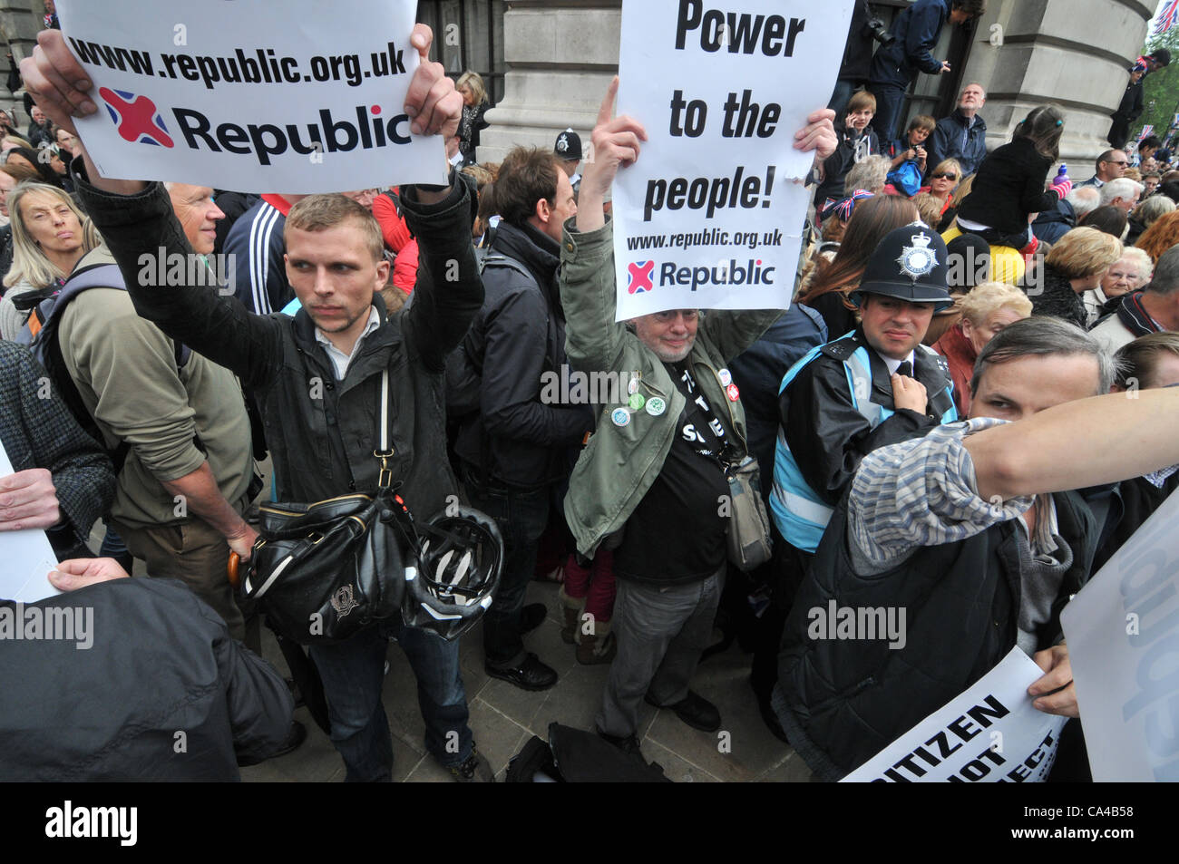 Whitehall, London, UK. 5th June 2012. Republic protesters hold banners amongst the dense crowds of people waiting to catch a glimpse of the Queen. Stock Photo