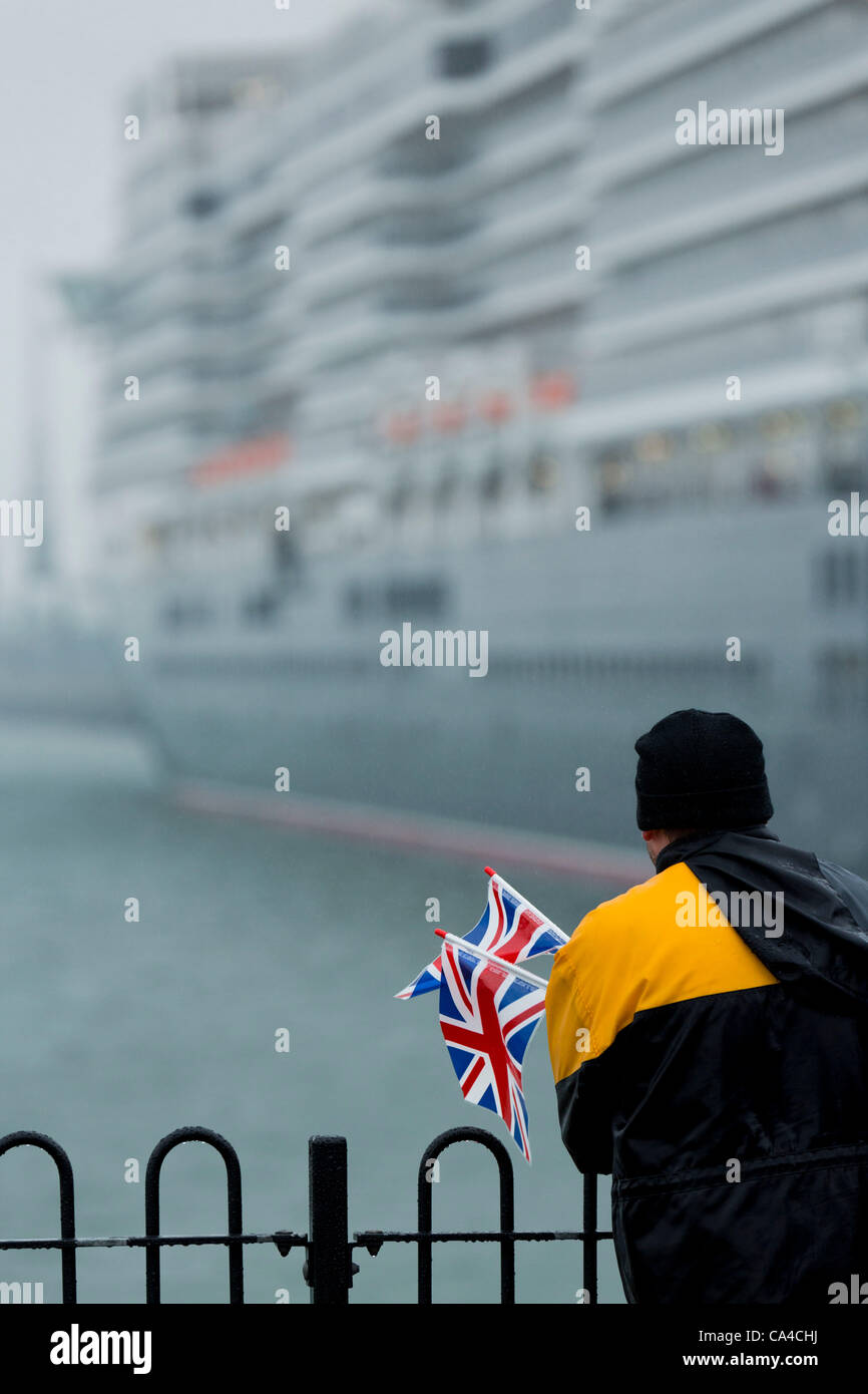 SOUTHAMPTON, UK, 5th June 2012. Spectators view the Queen Elizabeth cruise liner during the 'Three Queens' event in Southampton as part of Queen Elizabeth II's diamond jubilee celebrations. Credit:  Alick Cotterill / Alamy Live News Stock Photo