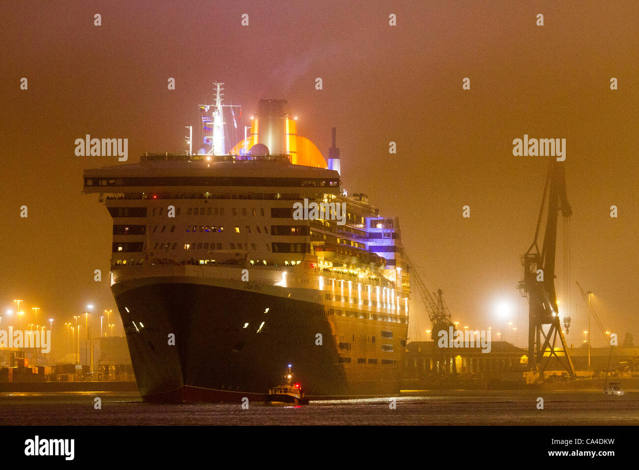 SOUTHAMPTON, UK, 5th June 2012. The Queen Mary 2 turns in Southampton dock ahead of the Firework Spectacular as part of the 'Three Queens' event during celebrations for Queen Elizabeth II's diamond jubilee. Stock Photo