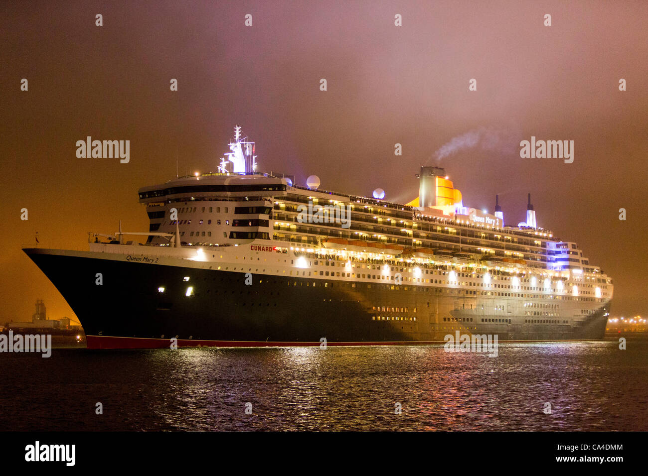 SOUTHAMPTON, UK, 5th June 2012. The Queen Mary 2 departs from Southampton dock as part of the 'Three Queens' event during celebrations for Queen Elizabeth II's Diamond Jubilee. Stock Photo