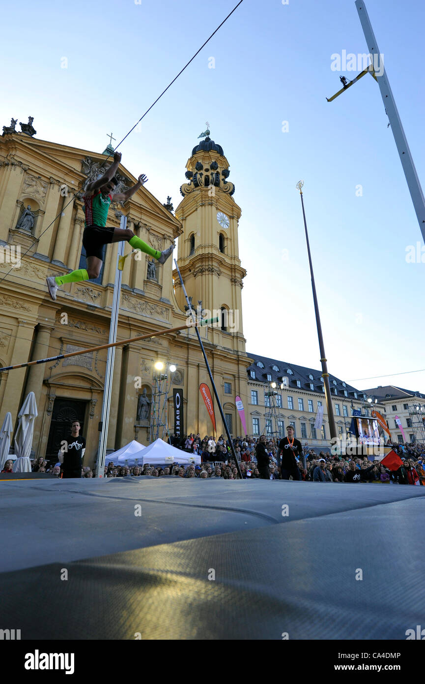 Edi Maia, Portuguese pole vault jumper, knocks down the bar at the Jump & Fly, pole vault and long jump competition. The event took place at the Odeonsplatz in the city centre of Munich, Germany on Tuesday, 5 June, 2012. Stock Photo