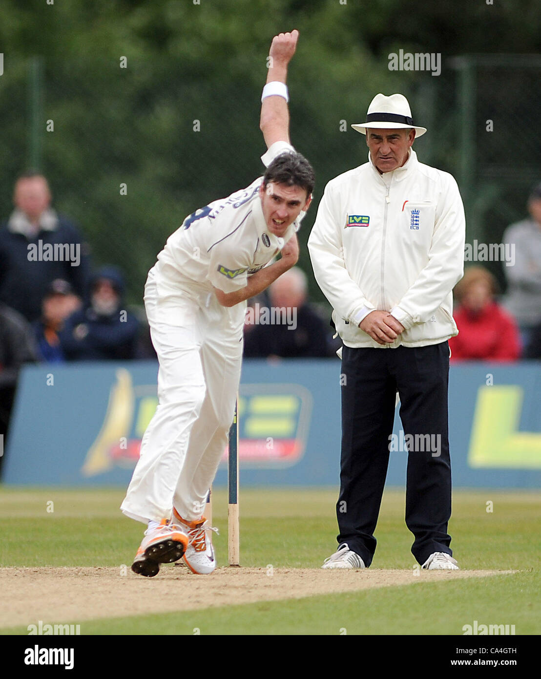 Horsham, Sussex, UK. 6th June 2012 - Sussex bowler Steve Magoffin in action against Surrey in their LV league 1 County Championship match at Horsham today Stock Photo