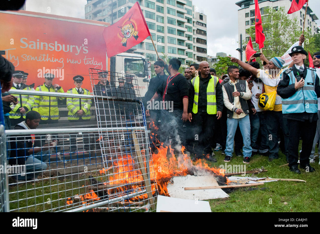 London, UK. 06/06/12. Sri Lankan protesters burn an effigy of their president, Mahinda Rajapaksa opposite the Hilton Hotel in Park Lane. Mahinda Rajapaksa has been accused of presiding over human rights abuses after allegations of war crimes by Sri Lankan armed Stock Photo