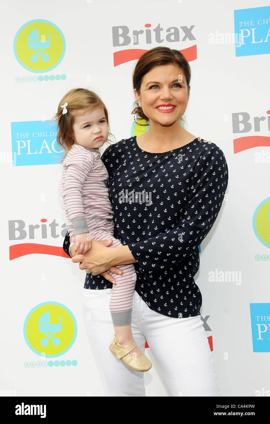 USA. Tiffani Thiessen, daughter, Harper Smith at arrivals for The 2012